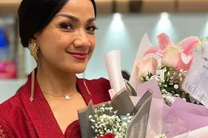 5 Rahasia perawatan wajah sehat Nirina Zubir, gunakan produk antiaging