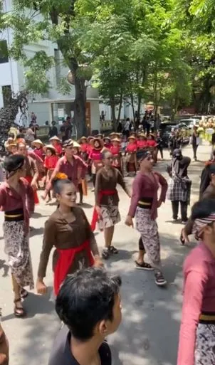 Kampus ini bikin perayaan wisuda unik TikTok Kampus ini bikin perayaan wisuda unik TikTok