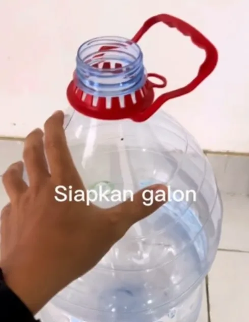 Membuat serokan sampah dari barang bekas TikTok/@agungyogapangestu Membuat serokan sampah dari barang bekas TikTok/@agungyogapangestu