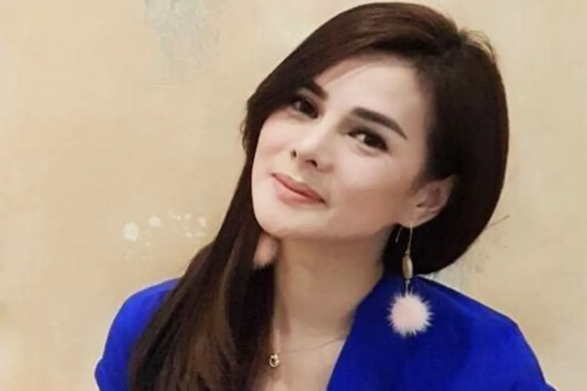 8 Rahasia makeup simpel Astrid Tiar, wajah fresh tampak awet muda