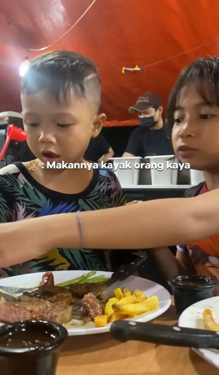 sikap bocah penjual tisu tuai pujian warganet © berbagai sumber