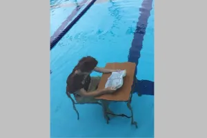 13 Gaya orang belajar ini nyeleneh abis, tak kenal tempat dan kondisi