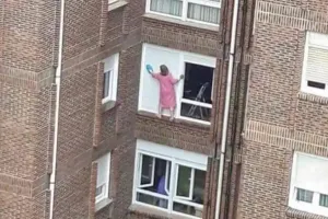 13 Potret orang menantang bahaya ini bikin bergidik ngeri lihatnya