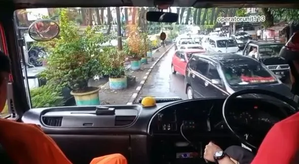 Aksi driver ojol bantu mobil damkar di tengah kemacetan TikTok