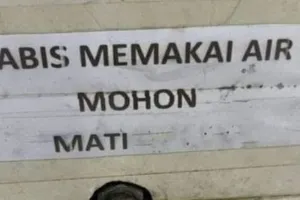 11 Tulisan lucu di toilet ini kurang huruf, jadi salah arti