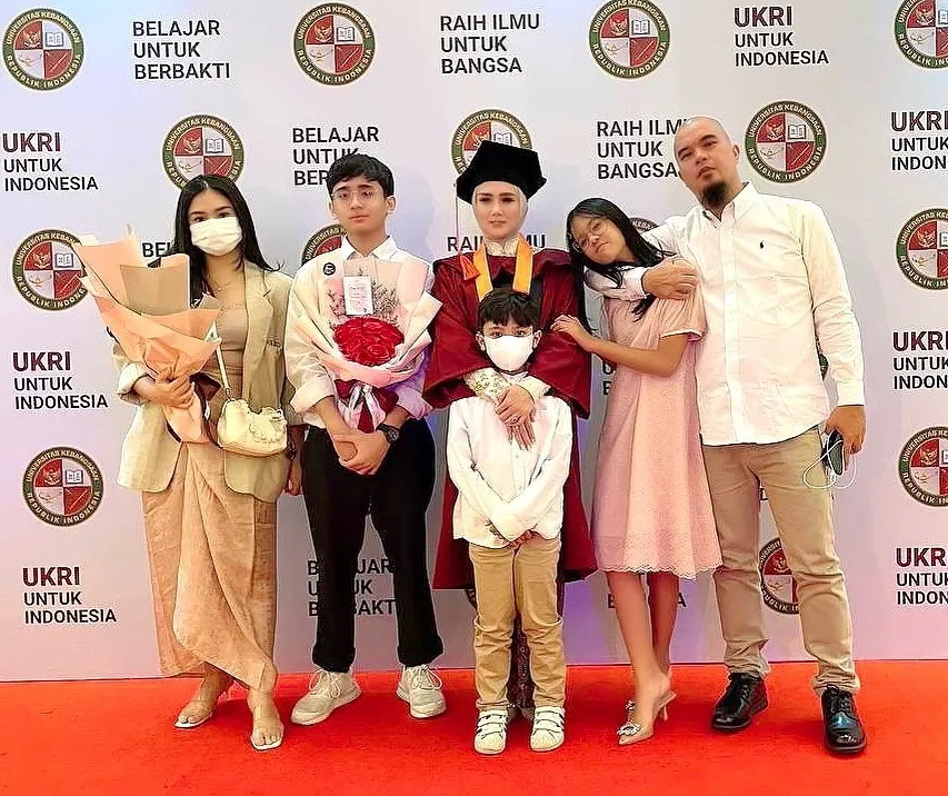 mulan kisah lulus s1 © 2022 berbagai sumber mulan kisah lulus s1 © 2022 berbagai sumber