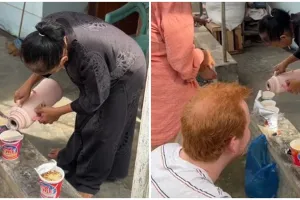 Aksi emak-emak bantu bule kelaparan saat terjebak di kereta, dipuji