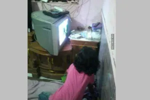 13 Aksi nyeleneh orang saat nonton TV ini bikin tepuk jidat