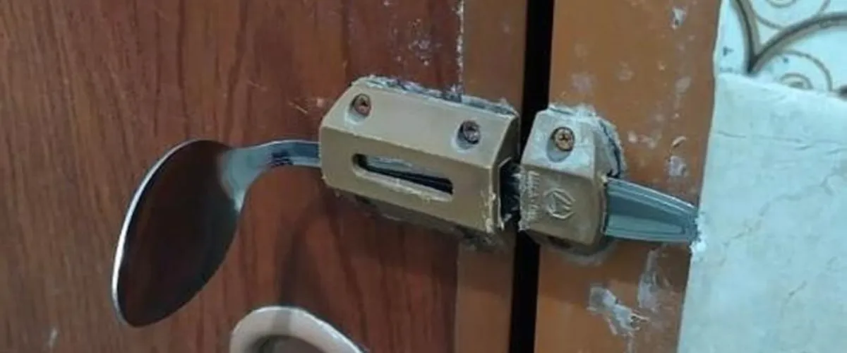 17 Benda dipakai mengunci pintu ini nyeleneh banget, emang bisa?