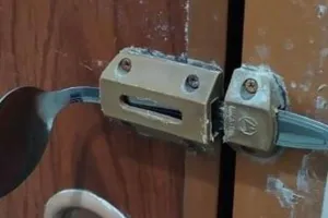 17 Benda dipakai mengunci pintu ini nyeleneh banget, emang bisa?