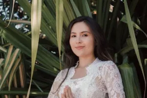 3 Cara Olivia Jensen memakai eyeliner, mudah dan anti berantakan