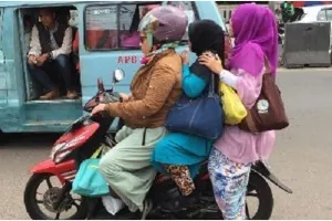 11 Potret kocak emak-emak pergi liburan, tingkahnya ada-ada aja