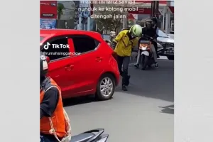 Aksi heroik driver ojek online selamatkan anak kucing di kolong mobil