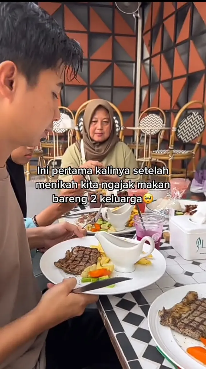 hadiah umroh ke orang tua © 2022 brilio.net hadiah umroh ke orang tua © 2022 brilio.net