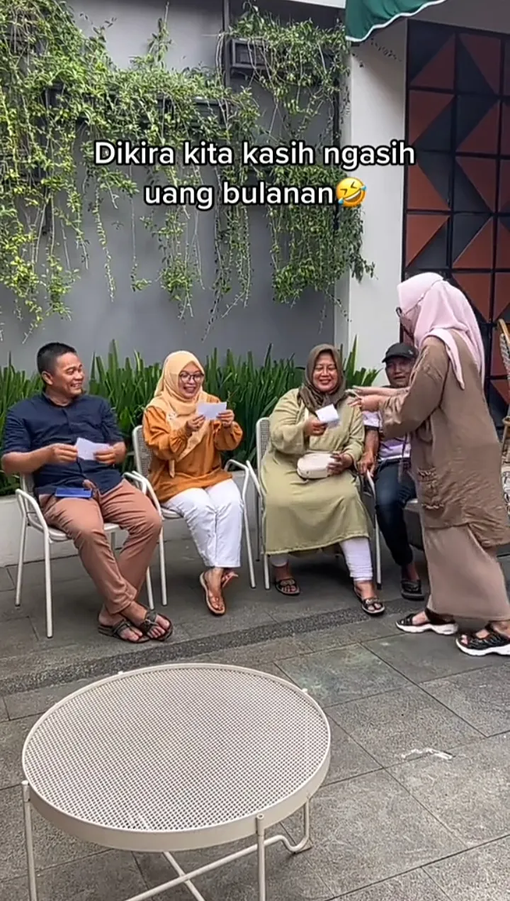 hadiah umroh ke orang tua © 2022 brilio.net hadiah umroh ke orang tua © 2022 brilio.net