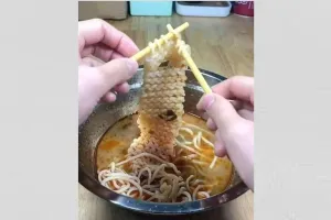 11 Potret kreasi nyeleneh makan pakai mi, bikin geleng kepala lihatnya