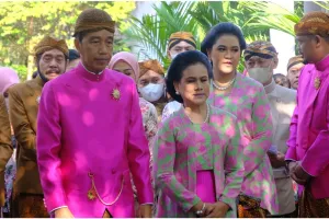 Momen Jokowi pasang bleketepe jelang siraman, beskap pink fuchsia curi perhatian