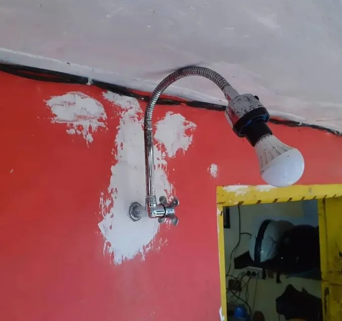 Tingkah nyeleneh orang pasang lampu © 2022 Instagram Tingkah nyeleneh orang pasang lampu © 2022 Instagram