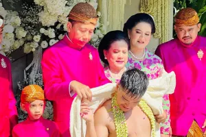Tangis haru Iriana dan Bobby Nasuiton pecah iringi prosesi siraman Kaesang, intip 11 momennya