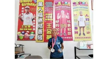 kakek lari marathon © 2022 brilio.net kakek lari marathon © 2022 brilio.net