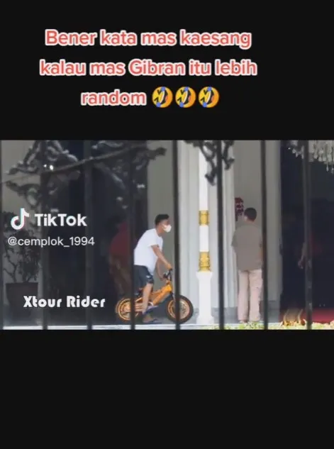 Gibran naik sepeda anak kecil  © berbagai sumber