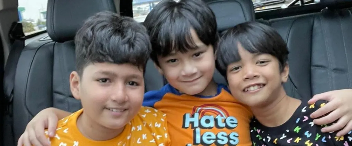 Potret Rafathar bareng Faisal dan Tegar difabel inspiratif, main seru seperti sahabat karib