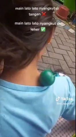 bocah main lato-lato yang berujung apes © 2022 TikTok bocah main lato-lato yang berujung apes © 2022 TikTok