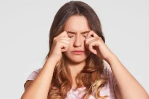 Trik mudah kempeskan mata bengkak karena kurang tidur, cukup pakai satu alat