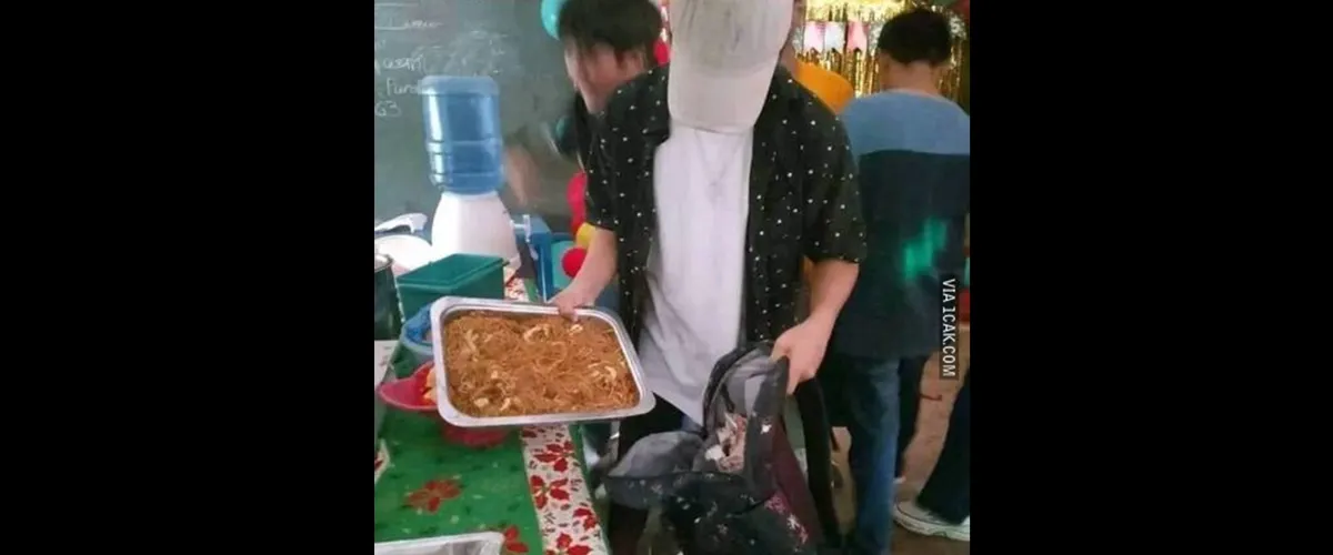 Diam memandang bergerak ambil rendang, 11 potret lucu orang makan di kondangan ini bikin senyum tipis