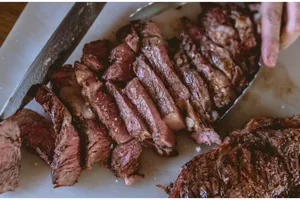 Cukup gunakan jari, ini cara mudah mengecek tingkat kematangan steak