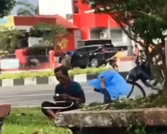 mukena dari plastik dan salat dipinggir jalan © 2023 brilio.net mukena dari plastik dan salat dipinggir jalan © 2023 brilio.net