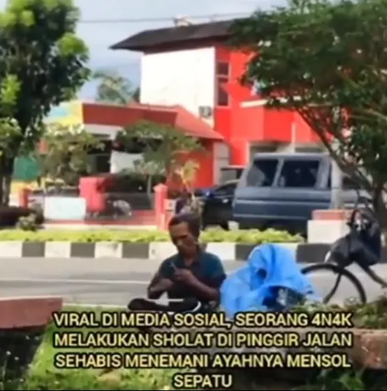 mukena dari plastik dan salat dipinggir jalan © 2023 brilio.net mukena dari plastik dan salat dipinggir jalan © 2023 brilio.net