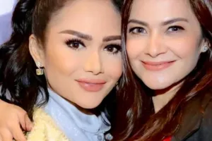Bersahabat sejak jadi Gadis Sampul, intip 9 beda gaya Cut Tari dan Krisdayanti di cover majalah