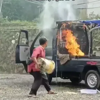 Pemuda ini bantu padamkan api © 2023 brilio.net