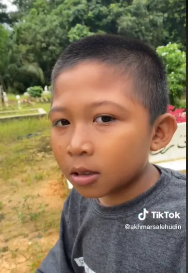 anak bentengi makam ayahnya © 2023 brilio.net anak bentengi makam ayahnya © 2023 brilio.net