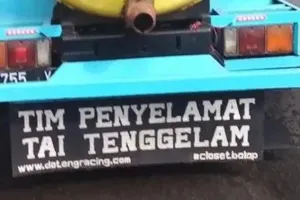 11 Tulisan lucu di belakang truk sedot WC ini bikin yang lihat senyum lebar