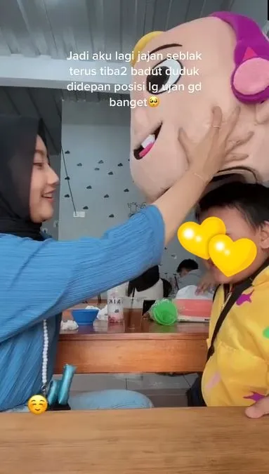 Cewek traktir makan bocah yang jadi badut jalanan © 2023 berbagai sumber