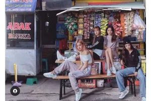 Usai gelar konser, 11 editan foto lucu member BLACKPINK jadi warga lokal ini bikin senyum-senyum