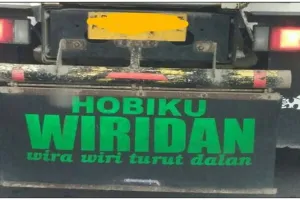 11 Tulisan kocak di belakang truk ini bikin susah nahan tawa walau sedang kepanasan