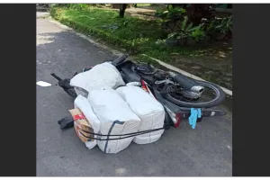 11 Momen apes kurir pas mengantar paket ini bikin ngenes, baru jalan motor sudah ambruk