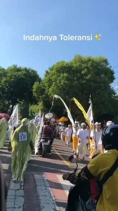 Momen Muslim & Hindu pawai bareng Berbagai sumber
