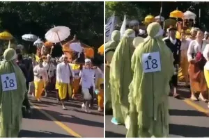 Momen rombongan Muslim & Hindu berpapasan saat pawai ini lihatnya bikin adem, saling sapa dan senyum