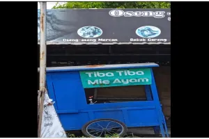 11 Tulisan lucu di spanduk mi ayam ini lihatnya bikin bertanya-tanya