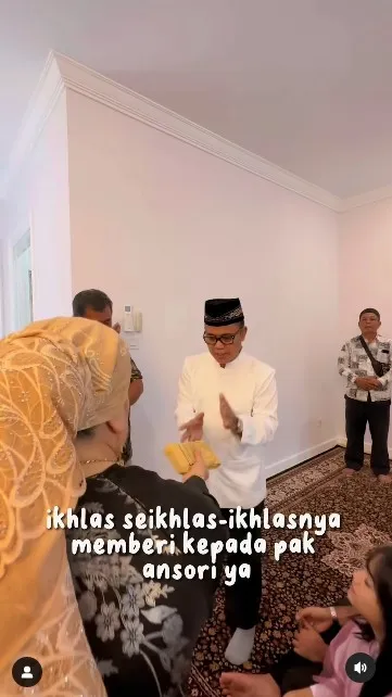 keluarga Fuji beri hadiah uang Pak Anshori © Instagram