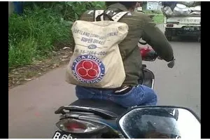 11 Penampakan kocak orang pakai tas ini bentuknya nyeleneh abis, bikin nyengir