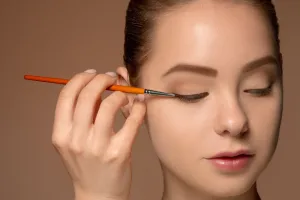 Nggak perlu beli, ini trik mudah bikin stamp eyeliner cuma pakai 2 barang bekas