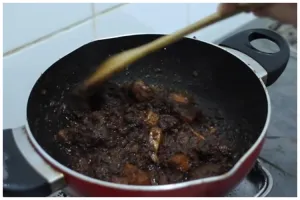 Selamatkan sebelum basi, ini trik menghangatkan rendang agar tekstur tetap utuh dan tak berubah rasa