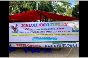 Definisi aji mumpung, 11 potret kocak spanduk pedagang pecel lele ini pakai nama-nama populer