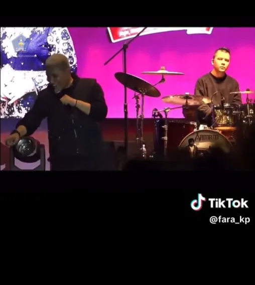 aksi rizal armada minta penonton turun panggung © berbagai sumber aksi rizal armada minta penonton turun panggung © berbagai sumber