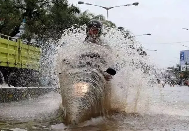potret kocak orang apes saat naik motor Berbagai sumber potret kocak orang apes saat naik motor Berbagai sumber